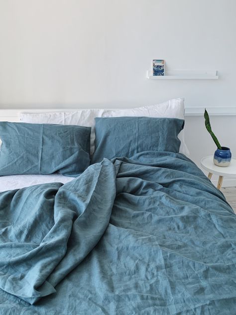 Blue Green Bedding Ideas, Blue Linen Bedding Styling, Grey Blue Bedding, Blue Linen Sheets, Blue Green Bedroom Decor, Green Blue Bedding, Steel Blue Bedding, Denim Blue Bedding, Green And Blue Bedding