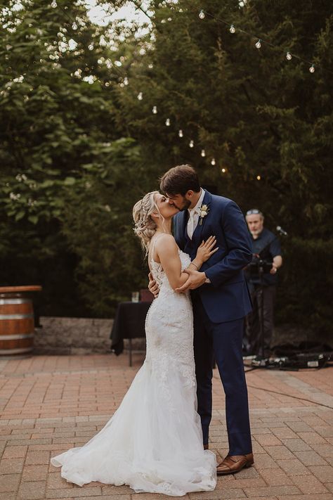 Bride And Groom First Dance Photos, Bride And Groom First Dance, First Dance Photos, Groom And Groomsmen Attire, Photos Poses, Wedding Pic, Photos Inspo, Wedding Photography Packages, Lodge Wedding