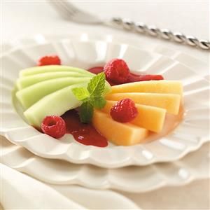 Melon with Raspberry Sauce Recipe -Refreshing melon slices fanned out in a pretty pool of raspberry sauce create a light but elegant ending to any special-occasion meal. Pretty Pool, Raspberry Sauce Recipe, Christmas Starters, Melon Recipes, Vegetarian Bbq, Special Occasion Food, Raspberry Sauce, Starters Recipes, Sauce Recipe