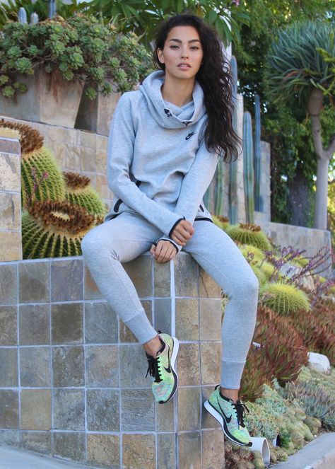 Nike Tech Pack Hoodie is where it's at! Running Ideas, Nike Heels, Rich Clothes, Nike Free Runners, Nike Shoes Cheap, Nike Sweatpants, Nikes Girl, Nike Free Shoes, Nike Free Runs