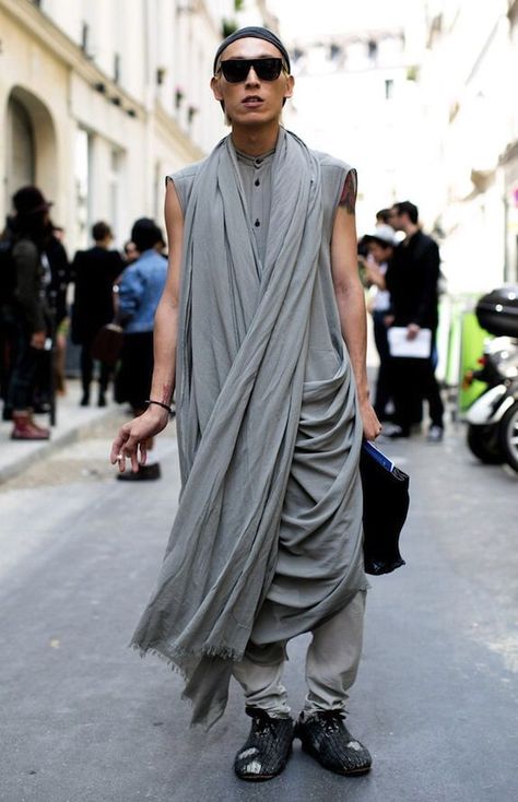 modern take on Roman man Paris Street Style Men, Apocalyptic Fashion, Androgynous Fashion, Paris Street Style, Mens Street Style, All About Fashion, Mens Fashion Casual, Derby, High Fashion