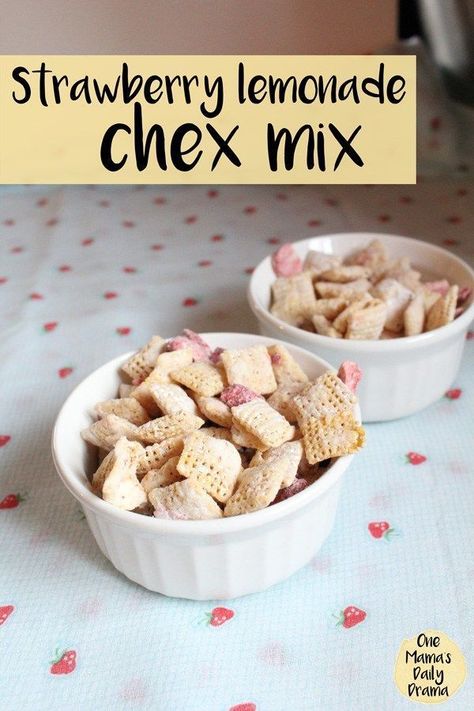 Strawberry lemonade chex mix muddy buddies recipe / easy Valentine's Day inspired snack or sweet treat idea Valentines Strawberry, Chex Mix Muddy Buddies, Chex Mix Ingredients, Easy Party Treats, Muddy Buddies Recipe, Fruit Chip, Snack Mixes, Quick Treats, Chex Mix Recipes