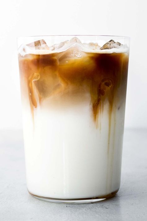 See how easy it is to make this Starbucks favorite at home in less than 5 minutes using a Nespresso machine. The trick to making this drink is all in how it's assembled. Mocha Drink Recipe, Nespresso Drinks, Iced Caramel Macchiato Starbucks, Iced Caramel Macchiato Recipe, Caramel Macchiato Starbucks, Cold Coffee Drinks Recipes, Macchiato Coffee, Coffee Recipes Hot, Iced Caramel Macchiato