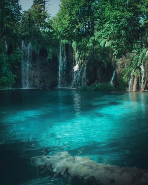 Plitvice Lakes National Park Croatia [OC] [3964x4955] - IG: andrycurious  Click the link for this photo in Original Resolution.  If you have Twitter follow twitter.com/lifeporn5 for more cool photos.  Thank you author: https://bit.ly/3aCeAa0  Broadcasted to you on Pinterest by pinterest.com/sasha_limm  Have The Nice Life! Wallpaper Edgy, Personaje Fantasy, Wallpaper Homescreen, Plitvice Lakes National Park, Wallpaper Retro, Plitvice Lakes, Fotografi Alam Semula Jadi, Dream Travel Destinations, Wallpaper Vintage