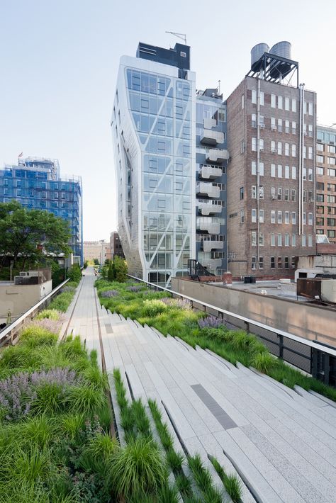 Definitive Guide: New York. Get travel tips from the editors of @TravelLeisure. Highline Park, Urban Landscape Design, Ville New York, Urban Park, Urban Architecture, Green City, High Line, West Village, Green Roof