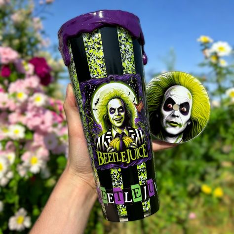 I’m one of the very few that’s never watched the og beetlejuice🫣 I love the colour theme so I knew I had to make a cup to match💚💜 This is my first glitter only tumbler too (there’s no solution inside) aka less hassle involved🤣🫶🏼 Horror Tumblers, Starbucks Ideas, Starbucks Cup Design, Glitter Halloween, Snowglobe Tumbler, Tumbler Halloween, Beetle Juice, Halloween Cups, Witch's Brew