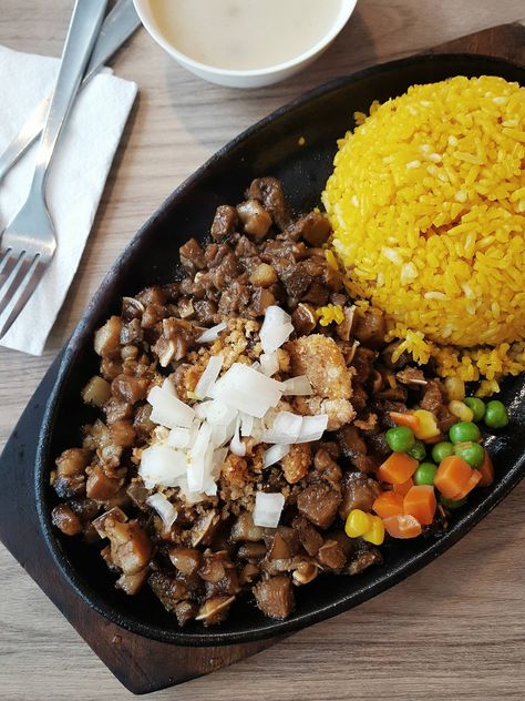 [I ate] Filipino sisig! #TTDD#TheThingsDadsDo Sisig Food Photography, Sisig Food, Filipino Sisig, Mami Oni, Pinoy Foods, Food Plates, Pinoy Recipes, Dream Food, Filipino Desserts