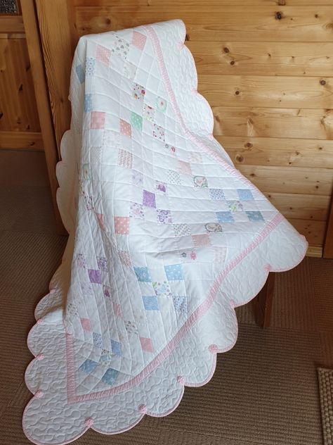 Scalloped Edge Quilt Border, Quilts With Scalloped Borders, Scalloped Quilt Border, Scalloped Edge Quilt, Scallop Edge Quilt, Creative Quilting, Scalloped Quilt, Baby Dress Tutorials, Low Volume Quilt