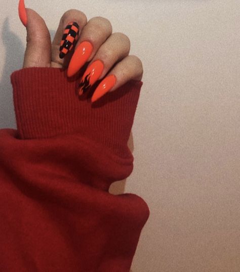 𝕱𝖔𝖑𝖑𝖔𝖜 @kayxo36 𝖋𝖔𝖗 𝖒𝖔𝖗𝖊 𝖕𝖎𝖓𝖘🧡💅🏾 #edgynails #nails #acrylic #longnails #checkered’#orangenails Acrylic Nails Checkered, Orange Flame Nails, Nails Checkered, Flame Nails, Checkered Nails, Edgy Nails, Cute Acrylic Nail Designs, Short Acrylic, Orange Nails