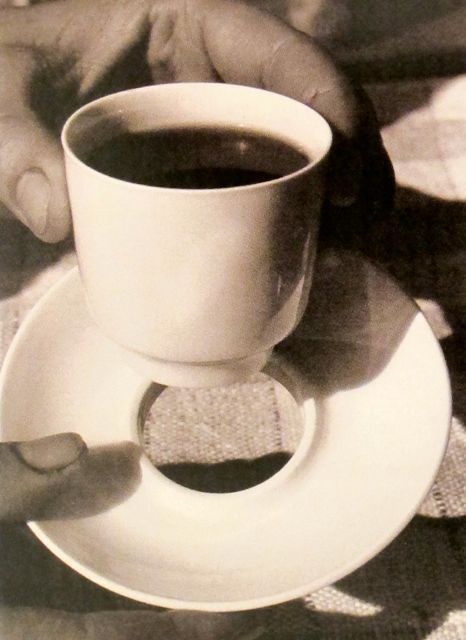 MONDOBLOGO: women of the bauhaus Marguerite Friedlaender-Wildenhain Model of an airplane cup 1932 Walter Gropius, The Bauhaus, Bauhaus Design, Inspired Living, Doja Cat, Cup Design, History Design, Objects Design, Ceramic Cups