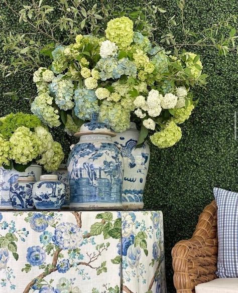 Blue White Decor, Green Interior, Stage Set, Beautiful Flower Arrangements, Southern Home, Blue Willow, White Decor, Cozy Space, Ginger Jars