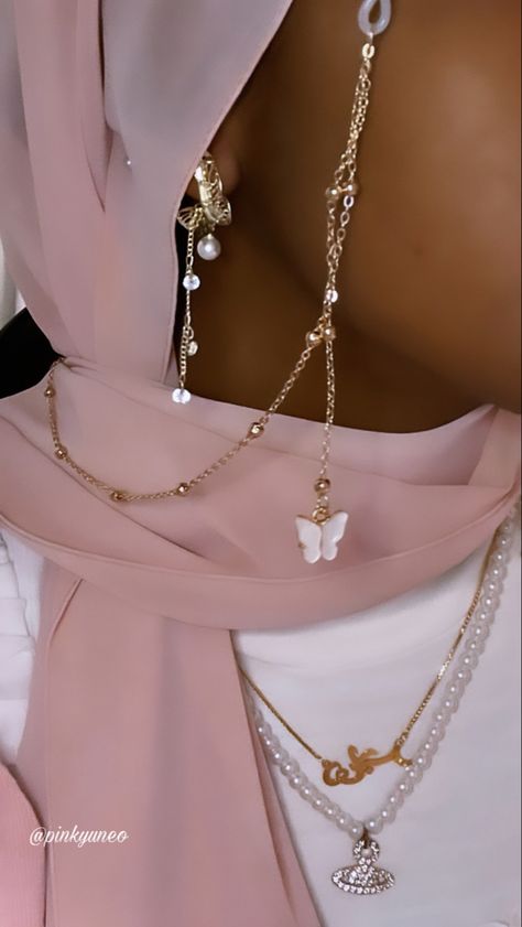 Hijab Accessories Jewellery, Hijabi Luxury, Halal Outfits, Black Cottage, Girl Therapy, Luxury Lifestyle Fashion, High School Outfits, Edgy Jewelry, Soft Luxury