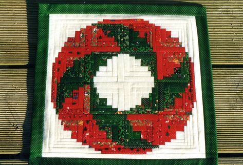 log cabin christmas wreath quilt pattern - Bing Wreath Quilts, Christmas Wreath Quilt, Wreath Quilt Pattern, Cabin Wreath, Wreath Quilt, Quilted Wall Hangings Patterns, Log Cabin Christmas, Christmas Log, Log Cabin Quilt Pattern