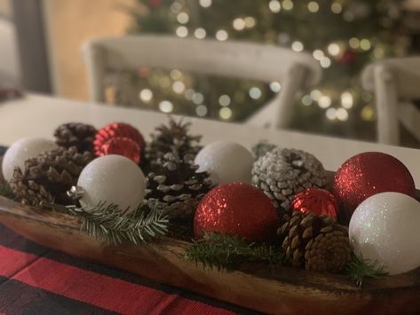 Christmas Balls In A Bowl, Farmhouse Dough Bowl Ideas, Bread Bowl Christmas Decor, Christmas Bread Bowl Decor, Dough Bowl Christmas Decor, Dough Bowl Christmas Centerpiece, Christmas Dough Bowl Centerpieces, Christmas Dough Bowl Decorating Ideas, Dough Bowl Christmas