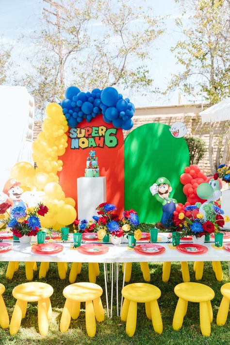 This birthday boy celebrated with a Mario themed picnic. A fun addition was the bounce house with a ball pit attached. Super Mario Balloon Garland, Themed Picnic, Baby First Birthday Themes, Picnic Birthday Party, Mario Bros Birthday, Super Mario Birthday Party, Parties Ideas, Mario Birthday Party, Super Mario Birthday