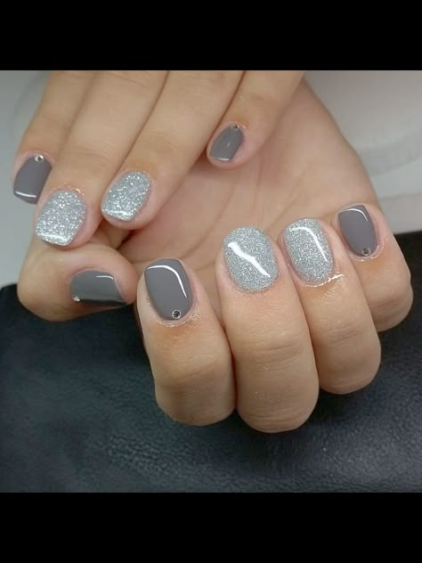 Nails For Gray Dress, Gray Gel Nails Ideas, Light Gray Nail Ideas, Dark Gray Nail Ideas, Gray And Silver Nails, Grey Sparkly Nails, Gray Glitter Nails, Nails Gris, Gray Winter Nails