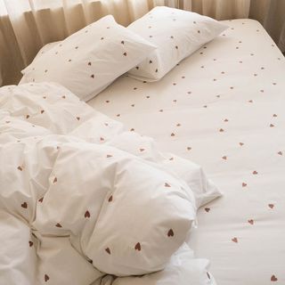 Cute Bed Sheets, White Bed Sheets, Red Sheets, New Bedding, College Apartment Decor, Ace Of Hearts, Dekorasi Kamar Tidur, White Duvet Covers, White Sheets