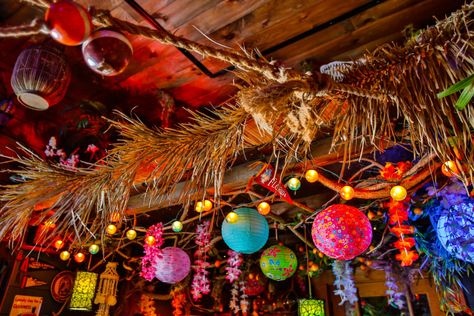 Tiki Lounge Decor, Tiki Disco Party, Vintage Bar Decor Ideas, Tiki Lounge Ideas, Tiki Bar Decor Ideas, Home Tiki Bar Ideas, Vintage Tiki Aesthetic, Tikki Bar Ideas, Tiki Patio Ideas