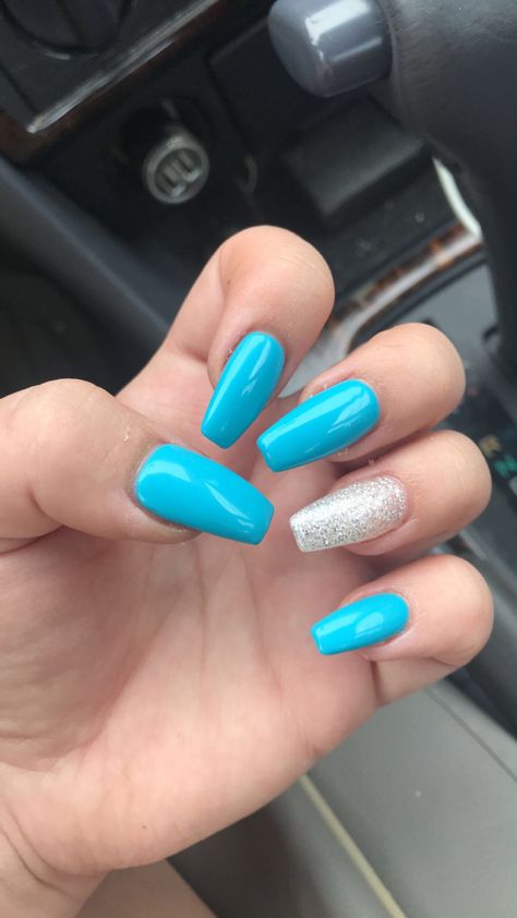 Sky Blue Spring Nails, Light Blue Gel Nails Design, Light Blue Nails With Silver, Dark Blue And Light Blue Nails, Light Blue Birthday Nails, Light Turquoise Nails, Light Blue Sparkle Nails, Blue Nails With Silver, Blue Sparkle Nails