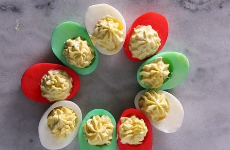 Grinch Deviled Eggs, Devilled Eggs Recipe, Christmas Themed Food Ideas, Christmas Themed Food, Christmas Food Ideas For Dinner, Food Ideas For Dinner, Office Potluck, Christmas Finger Foods, Christmas Food Ideas