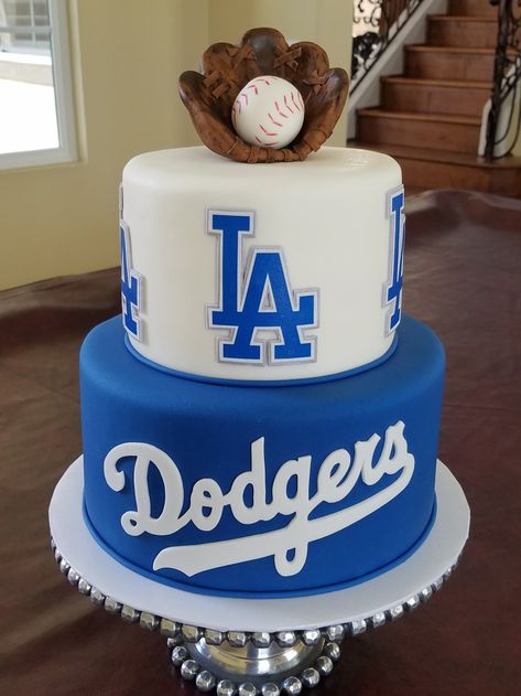 Los Angeles Dodgers Cake La Dodgers Cake, Dodgers Baby Shower Ideas, La Dodgers Birthday Party, Dodgers Birthday Party, Dodgers Cake, Dodgers Party, Baseball Birthday Cakes, Cake Decorating Party, Baseball Theme Birthday