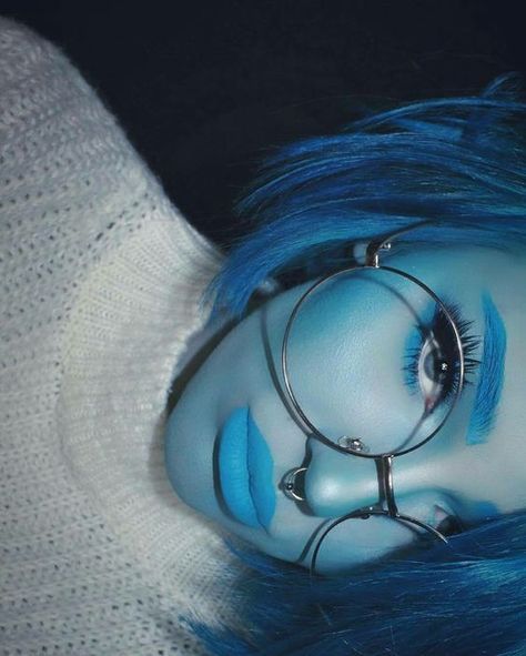 DIY Inside Out Sadness Halloween Costume Idea Halloweenský Makeup, Halloween Make-up Looks, Kostum Halloween, Clever Halloween, Cute Halloween Makeup, Holloween Costume, Hallowen Costume, Halloween Makeup Inspiration, Halloween Tattoo