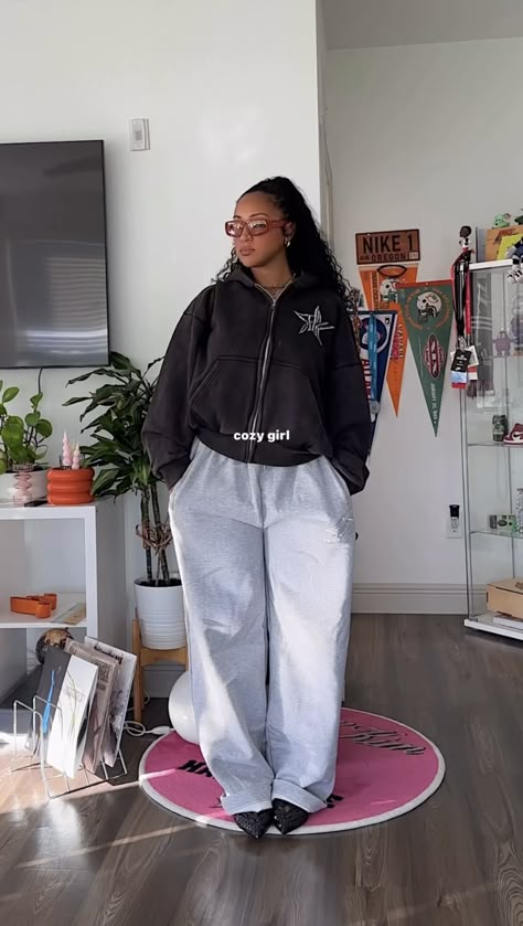 Sweatpants Chic Outfits, Sweatpants Chic, Sweatpants Outfit Ideas, 90s Inspired Outfits, Causal Outfits, Fall Street Style, Streetwear Fashion Women, Cozy Fashion, Fashion Poses