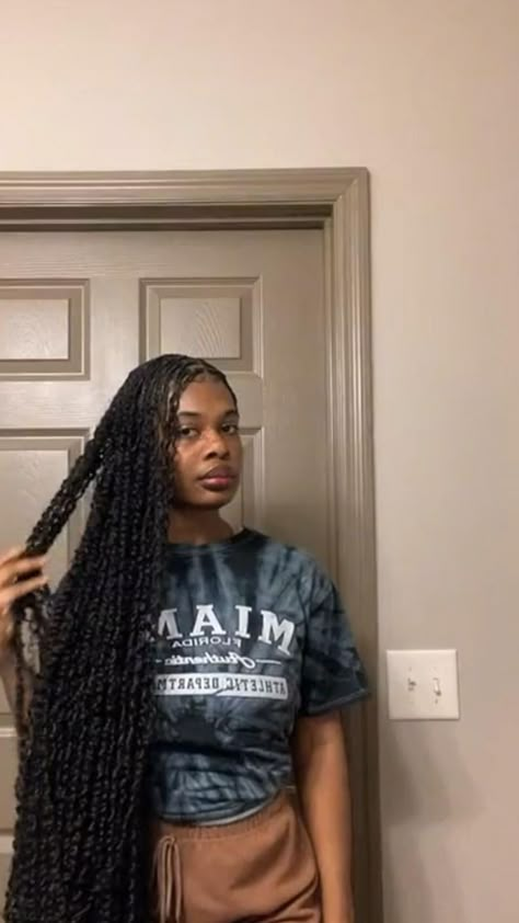 Red Black Christmas, Black Hair Protective Styles, Afro Curly Hair, Black Hair Video, Christmas Card Holder, Short Box Braids Hairstyles, Passion Twists, Braided Hairstyles For Black Women Cornrows, Beautiful Black Hair