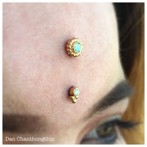 Dermal Piercing Forehead, Forehead Dermal Piercing, Forehead Dermal, Third Eye Piercing, Piercings Facial, Piercing Art, Tiny Gold Earrings, Surface Piercing, Eye Piercing