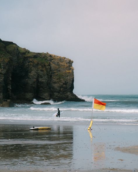 Beautiful Cornwall ♥️🌎 Did this in a little roadtrip, it was amazing: 📸 St Agnes St Ives Cape Cornwall Land’s End Nanjizal Beach Minack Theatre Mousehole Porthleven - for the world best fish and chips Helston 🏡 Loe Bar Church Cove and Poldhu Beach Lizard Point Although, pov: can’t go wrong in Cornwall, no matter where you go, right? 🤗 Happy Friday 🥳 #cornwall #surf #getoutdoors #explore #roadtrip #beach #coast #waves Cornwall Surfing, Cape Cornwall, Minack Theatre, Best Fish And Chips, St Agnes, St Ives, Get Outdoors, Fish And Chips, Days Out