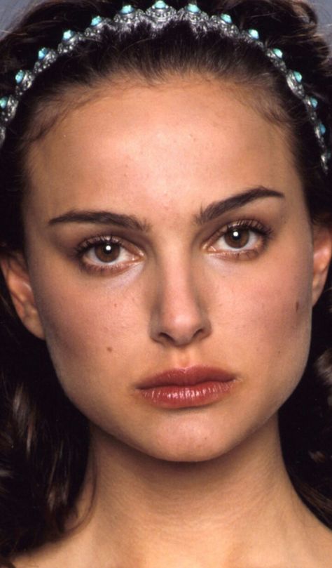 Padme_makeup Padme Makeup Tutorial, 90s Movie Makeup, Padme Amidala Makeup, Natalie Portman Costume, Princess Leia Makeup, Padme Amidala Hair, Makeup Looks Hazel Eyes, Padme Makeup, Padme Hairstyles