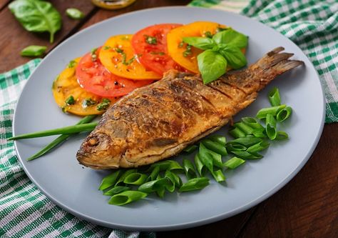 Free photo fried fish carp and fresh veg... | Free Photo #Freepik #freephoto #fish-dish #fish-meal #fried-fish #grilled-fish Carp Recipes, High Protein Dishes, Protein Rich Foods, Fatty Fish, Super Yummy, Lean Protein, Indian Dishes, Fried Fish, Vegetable Salad