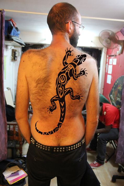 Lizard Tattoo Gecko Tattoo, Big Lizard, Lizard Tattoo, Worlds Best Tattoos, Komodo Dragon, Chest Piece Tattoos, Mens Back, Chest Piece, Maori Tattoo