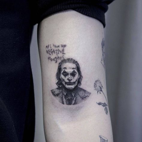 Tato Joker, Grey Ink Tattoos, Symbols Of Strength Tattoos, Joker Tattoo Design, The Best Tattoos, Sak Yant Tattoo, Movie Tattoo, Movie Tattoos, Handpoke Tattoo