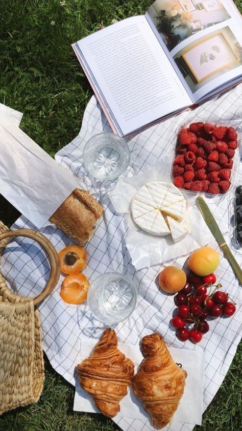 Picnic Themed Parties, Food Display Table, Picnic Photography, Food Photography Composition, Picnic Engagement, Picnic Theme, Picnic Inspiration, Picnic Essentials, Picnic Birthday