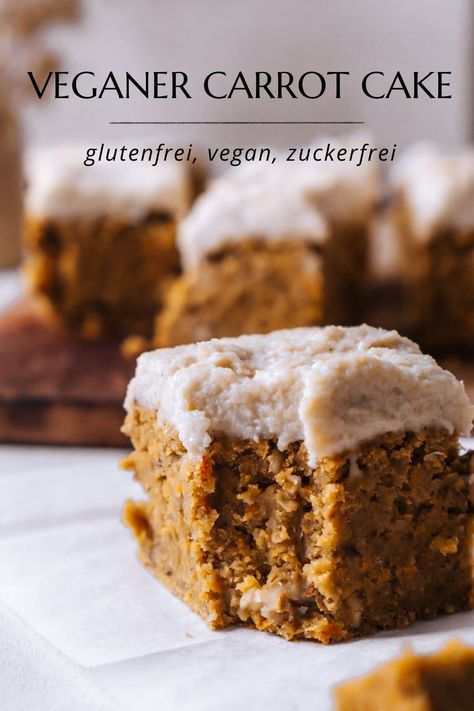 Saftiger und leckerer veganer Karottenkuchen - ohne Zucker und ohne Öl. Außerdem glutenfrei. Der gesunde Snack als Dessert oder für zwischendurch. Vegan Carrot Cake Recipe, Snacks Vegan, Vegan Carrot Cake, Gluten Free Carrot Cake, Vegan Carrot Cakes, Vegan Bakery, Carrot Cake Recipe, Healthy Cake, Gluten Free Cakes