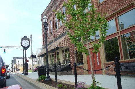 - Main St. London, KY. USA Stayed in Hampton Inn, 11/2014 London Downtown, London Ky, Downtown London, My Old Kentucky Home, Hampton Inn, City Of London, On The Road Again, Destin Beach, Take Me Home