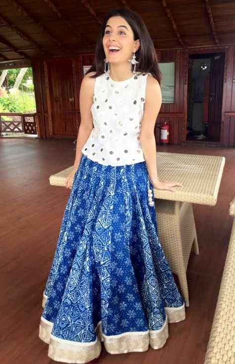 Isha Talwar, Long Skirt Outfits For Summer, Long Cotton Skirt, Long Skirt And Top, Skirt And Top Dress, Indian Skirt, Long Gown Design, Fest Outfits, Simple Skirt