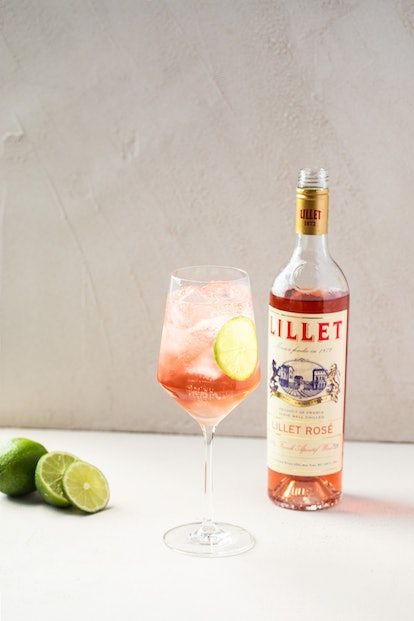 Lillet Rose Spritz, Lillet Rose Cocktail Drinks, Spring Spritzer Cocktail, Lillet Rose Cocktail, Lillet Cocktail Drinks, Spritz Cocktail Recipes, Nice Drinks, Cocktail Room, Rose Spritz