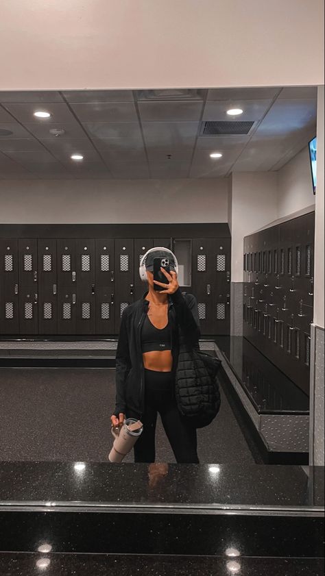 Mixed girl wearing an all black workout set: set active sports bra top, Al yoga gym shorts, new balance 530’s, bose over the ear headphones, oversized black bag from miss lola.