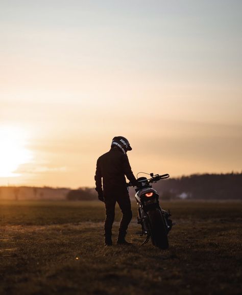 Photoshoot With Bike, Harley Photoshoot, Profile Picture Instagram Dark, Biker Photography, Biker Photoshoot, Cafe Racer Style, Motorcycle Photography, Bike Photoshoot, Biker Lifestyle