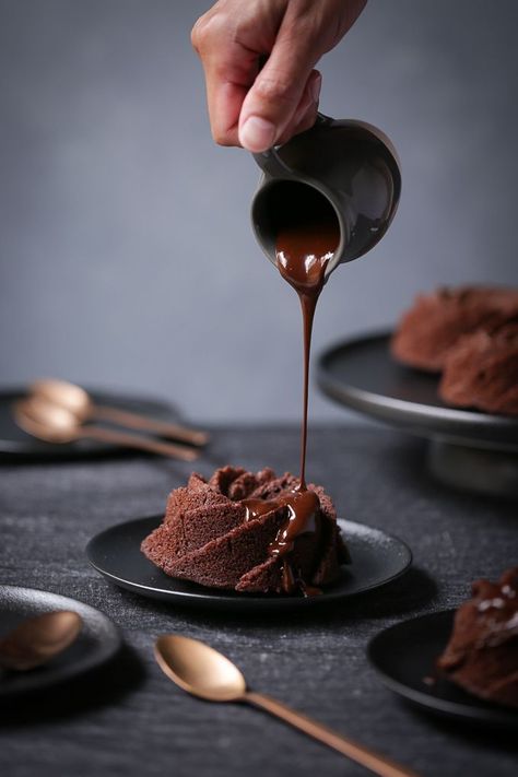 Lagsana Recipe, Deserts Recipes, Chocolate Deserts, Moody Food Photography, Dark Food Photography, Chocolate Pictures, Cakes Chocolate, Winter Treats, Dessert Photography