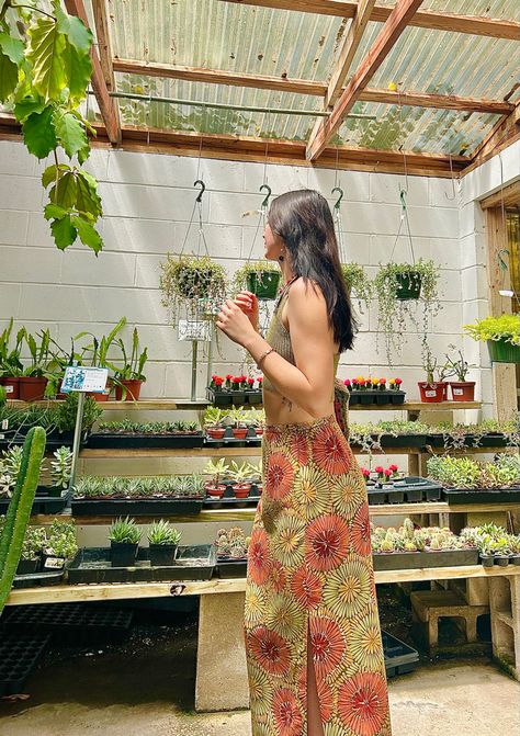 Hippie, pic idea, insta pic idea, insta inspo, aesthetic, garden, garden aesthetic Plant Nursery Photoshoot, Plant Photoshoot, Grad Photos, Garden Photos, Plant Nursery, Future Life, Insta Photo, Insta Photo Ideas, Apothecary