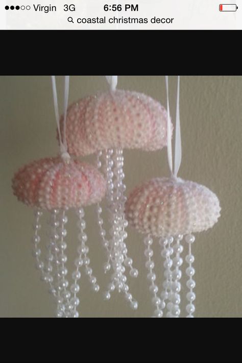 Jellies Beaded Jellyfish, Beach Christmas Trees, Kerajinan Diy, Beach Christmas Ornaments, Seashell Projects, Art Coquillage, Seashell Ornaments, Beachy Christmas, Beach Ornaments