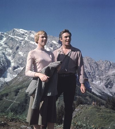 Julie Andrews and Christopher Plummer between takes of the final scene of the Sound of Music in the Alps (1965) Georg Von Trapp, Sound Of Music Quotes, Sound Of Music Tour, Sound Of Music Movie, Vintage Films, Jean Arthur, Beau Film, Montgomery Clift, Julie Christie