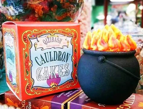 People Are Freaking Out Over These Cauldron Cakes At The Wizarding World Of Harry Potter Harry Potter Cauldron, Cauldron Cakes, Harry Potter Candy, Cauldron Cake, Every Flavor Beans, Inside Cake, Best Edibles, Harry Potter Food, Harry Potter Halloween