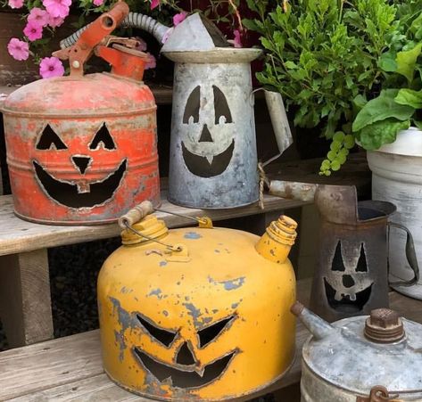 Propane Tank Art, Welding Projects Ideas, Diy Halloween Crafts, Porch Pumpkins, Horseshoe Crafts, Gas Cans, Welding Tools, Halloween Diy Crafts, Hatches