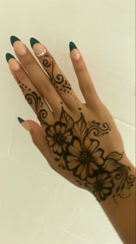 Small Henna Tattoos, Tattoo Designs Henna, Henna Tattoo Design, Cute Henna Designs, Cute Henna Tattoos, Tattoos Henna, Henna Style Tattoos, Small Henna, Henna Inspired Tattoos