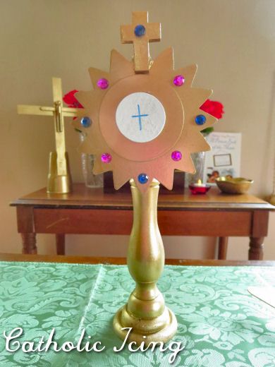 Find all of my Mass crafts and activities for kids here. I’m continuing my series, showing you how to make a Mass kit for kids piece by piece. Today, I’m going to show you how to easily craft a stu... Diy Monstrance, Monstrance Craft, Saints Costume, All Saints Day Costumes, Catholic Eucharist, Catholic Icing, Saint Clare, Maker Fun Factory, Catholic Homeschool