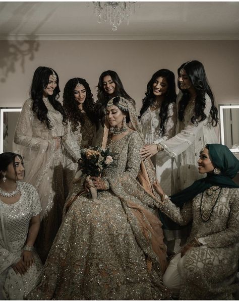 Desi Bridesmaids, Pakistani Bridesmaids, Bride Groom Photoshoot, Bridesmaid Poses, Muslim Wedding Photography, Pakistan Wedding, Groom Photoshoot, Desi Wedding Dresses, Asian Bridal Dresses